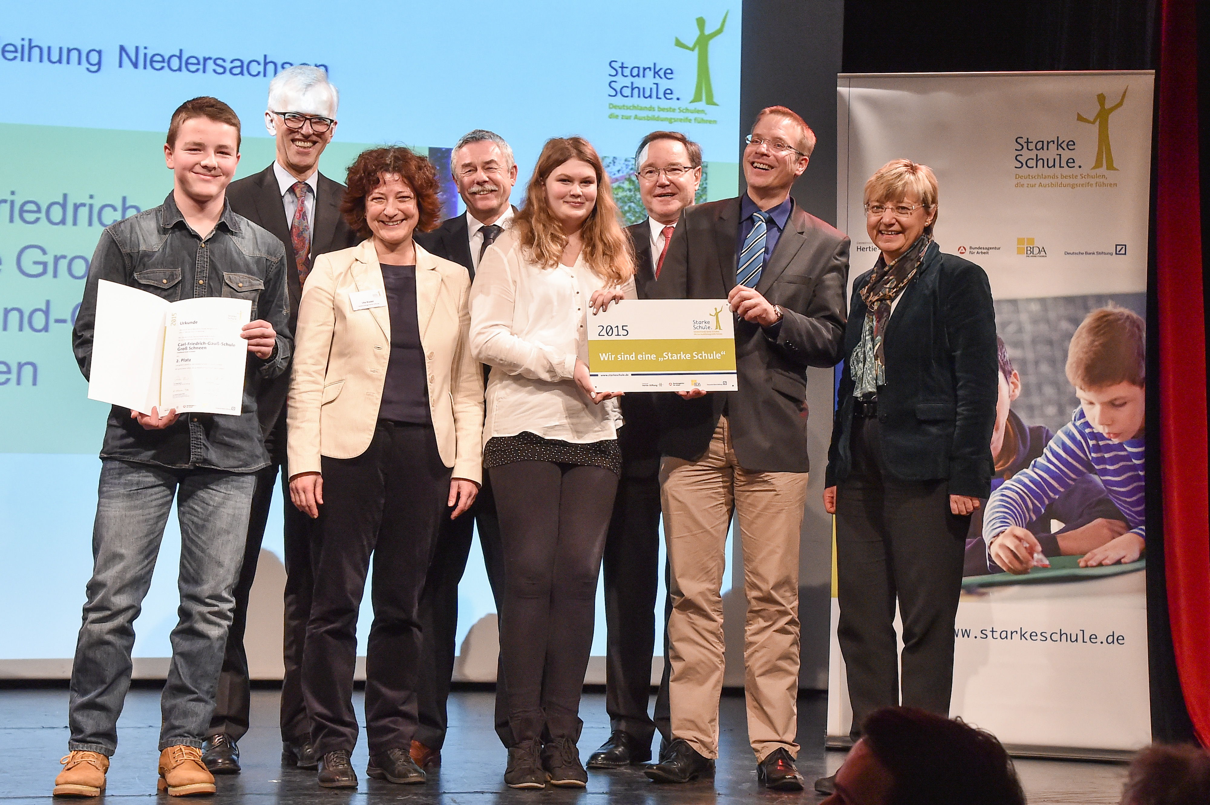 Gruppenbild 2. Platz: Carl-Friedrich-Gauß-Schule Groß Schneen. Gewinner und Partner bei der Preisverleihung „Starke Schule“ in Niedersachsen, v.l.n.r. Jonas Windel (Schüler), Michael Münch (Deutsche Bank Stiftung), Ute Riedel (Gemeinnützige Hertie-Stiftun Gruppenbild 2. Platz: Carl-Friedrich-Gauß-Schule Groß Schneen. Gewinner und Partner bei der Preisverleihung „Starke Schule“ in Niedersachsen, v.l.n.r. Jonas Windel (Schüler), Michael Münch (Deutsche Bank Stiftung), Ute Riedel (Gemeinnützige Hertie-Stiftun